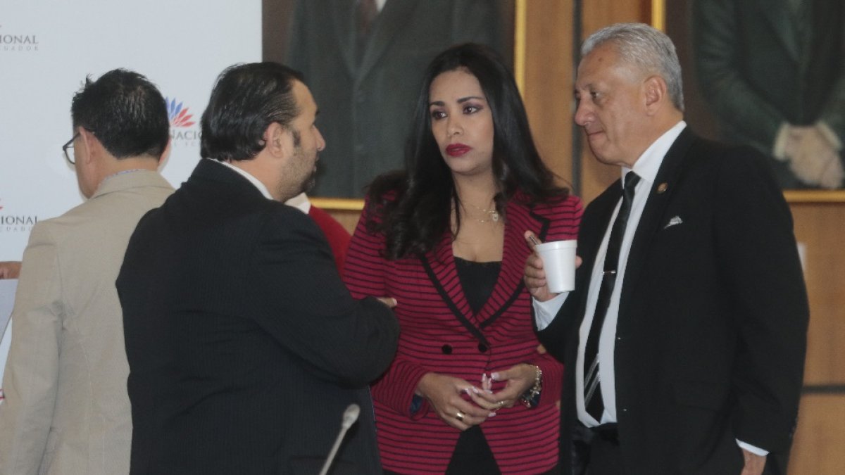 Los asambleístas de CREO Jeannine Cruz y Fernando Flores impulsaron, sin éxito, un juicio político contra la presidenta del CNE.