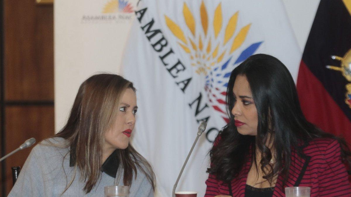 COMISIÓN. Johanna Cedeño, presidenta de Fiscalización, y Jeannine Cruz (CREO), quien presentó ayer pruebas de cargo contra Diana Atamaint.