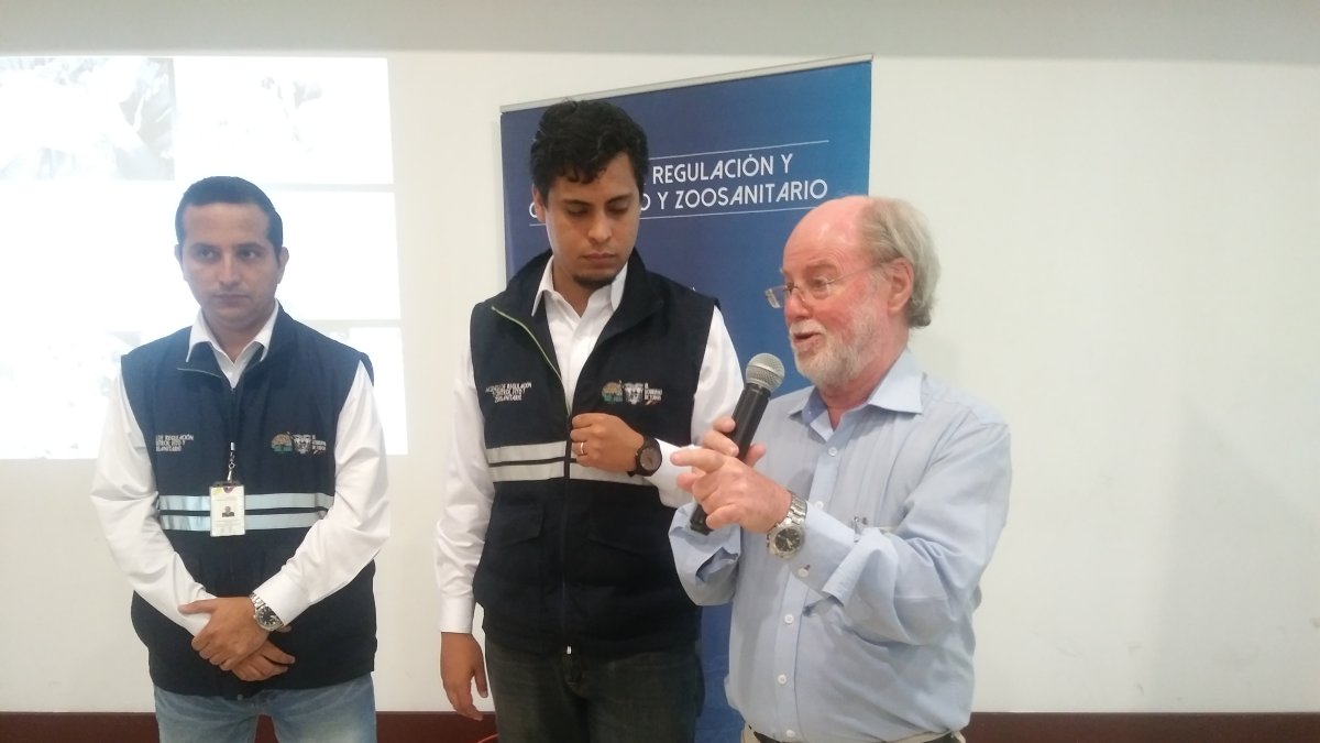 Carlos Muentes, responsable nacional de Sanibanano; Juan Fernando Larco, analista de Relaciones Internacionales de Agrocalidad y James Dale, de la Universidad Tecnológica de Queensland, en Guayaquil.