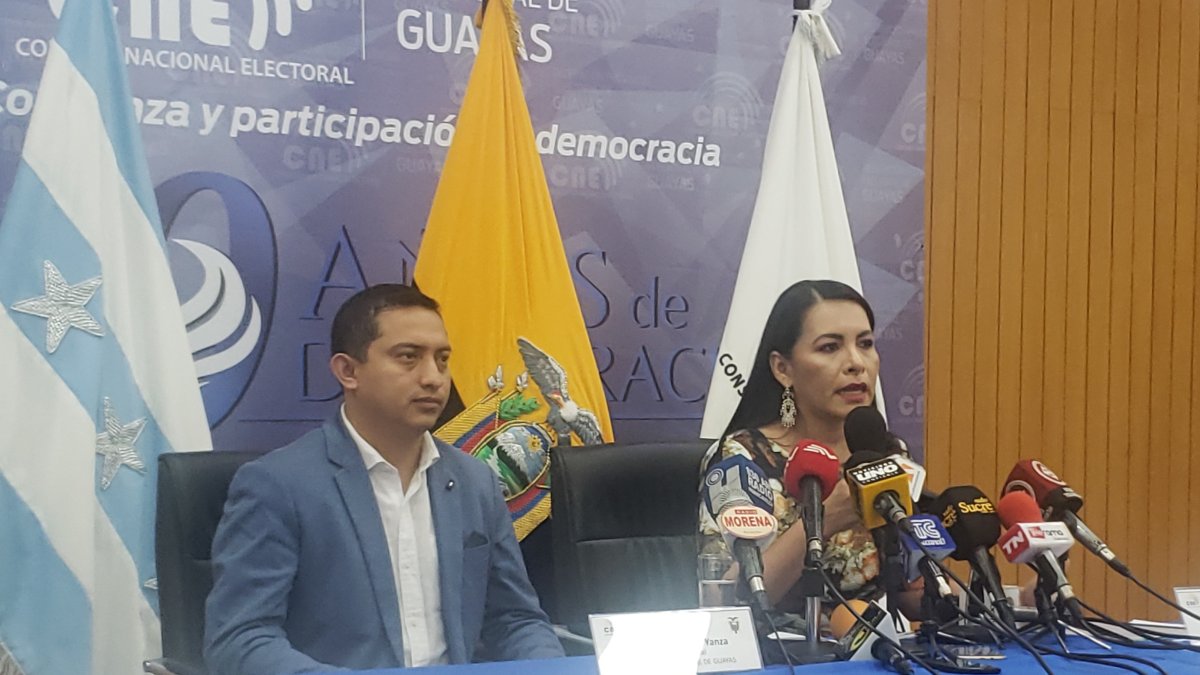La presidenta del CNE junto al delegado electoral del Guayas, John Gamboa.