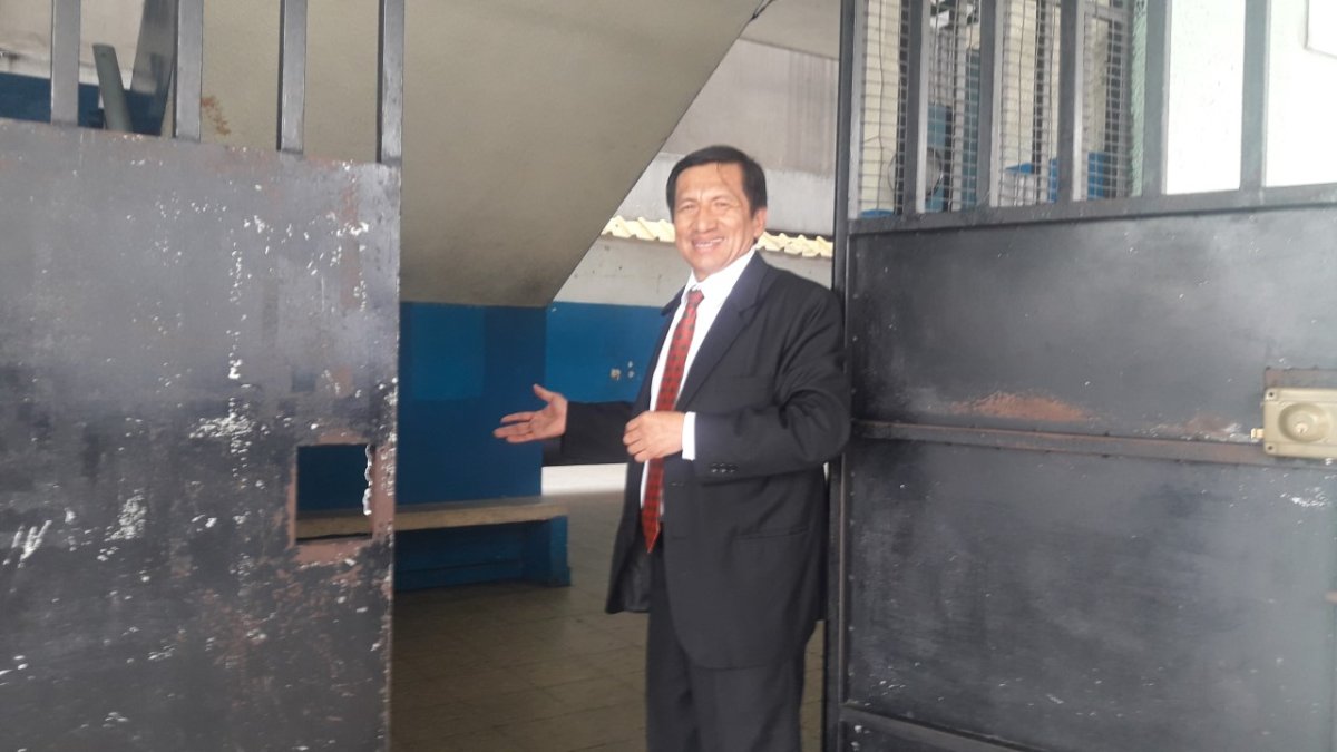 Luis Chancay regresó a la escuela fiscal vespertina Pedro Carbo, de la que fue destituido hace siete años.