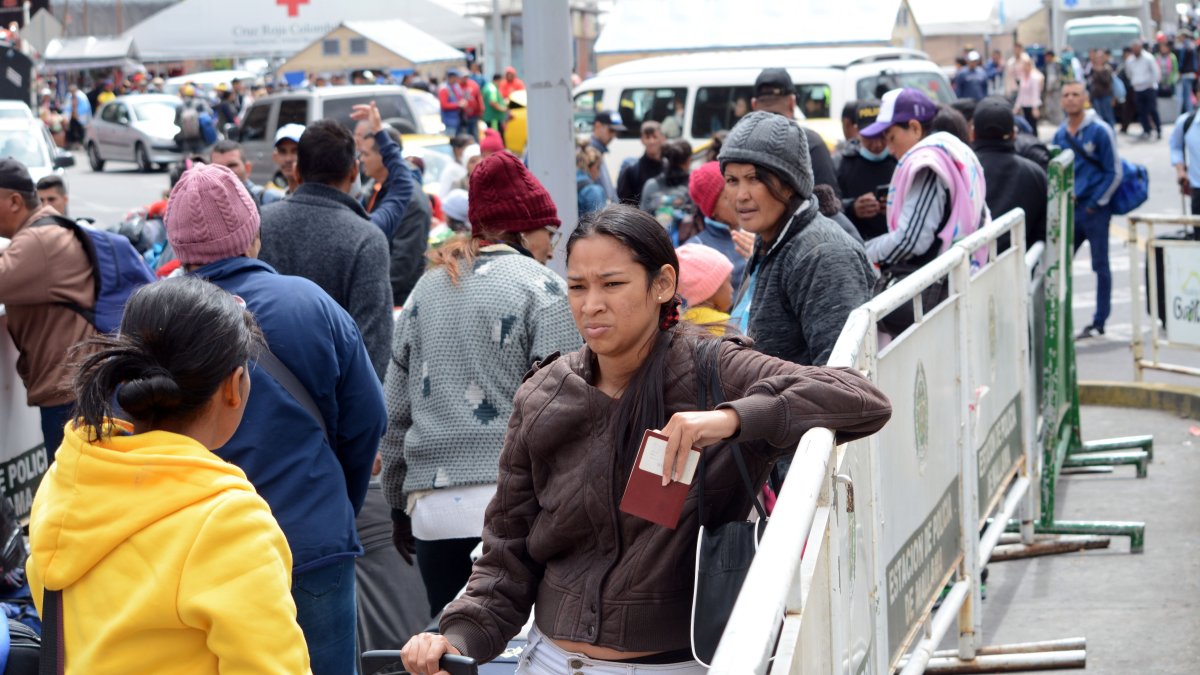 La Corte Constitucional suspende, con carácter inmediato, la exigencia de ese documento mientras analiza el fondo del asunto.