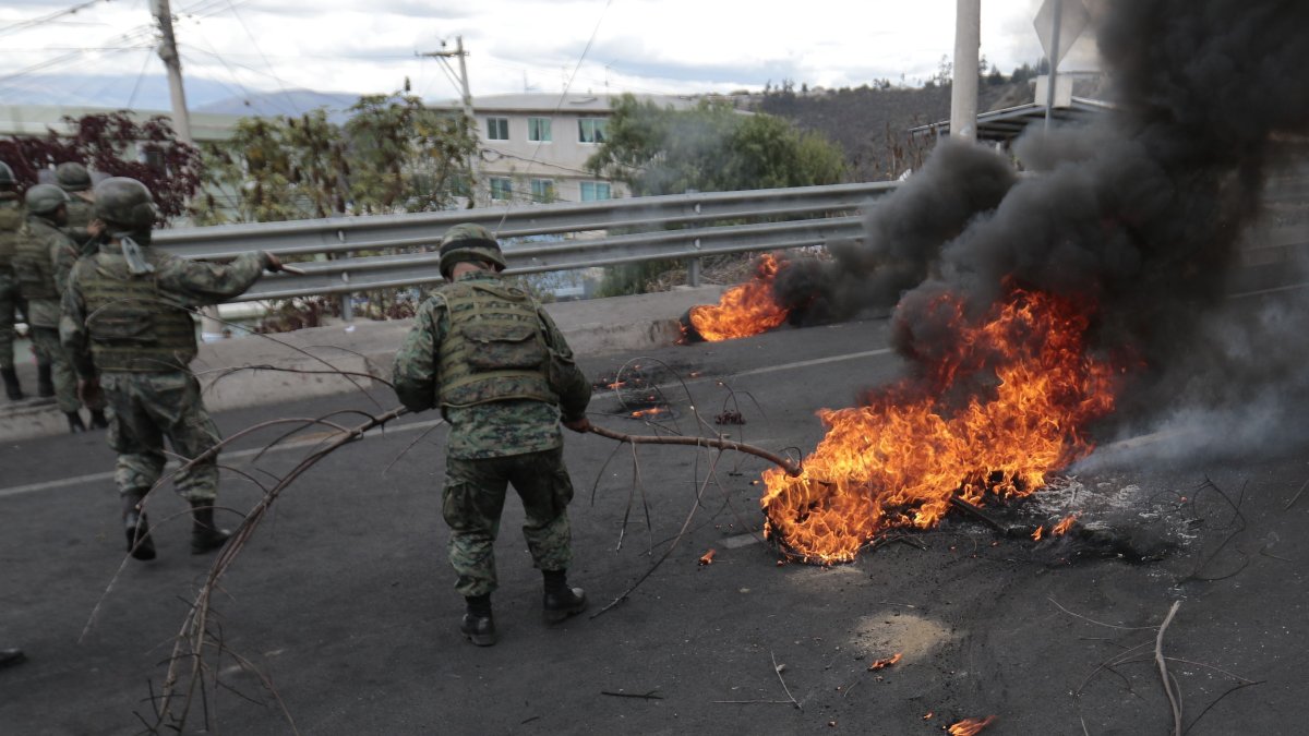Los militares ayudaron en el despeje de vías durante las manifestaciones.
