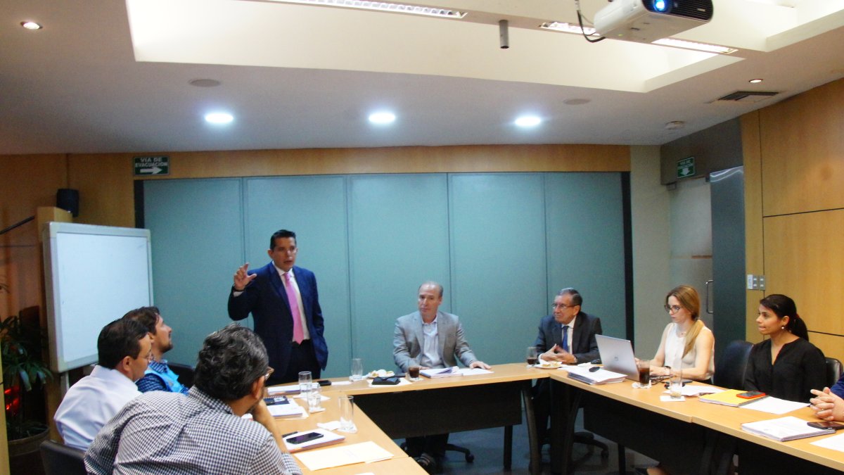 De pie, Jackson Herrera, el nuevo gerente.