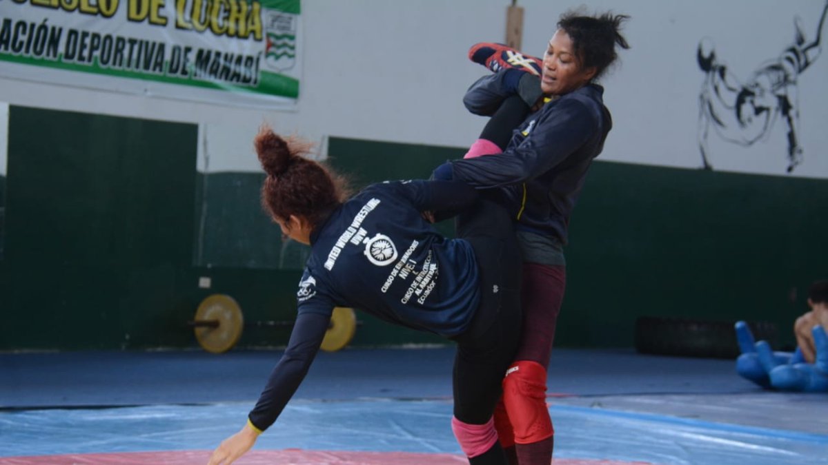Luisa Valverde (i) y Liseth Antes son dos de las luchadoras que hicieron su pretemporada en Portoviejo y que viajaron ayer a Italia.