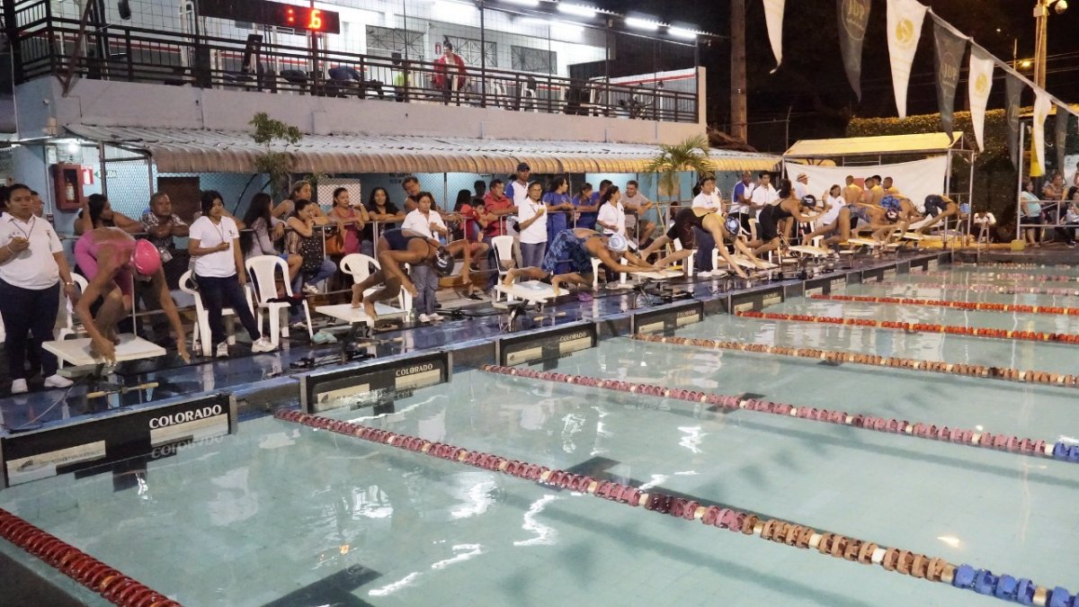 Nadadores de todo el país iniciaron el año de competencias en el club Jorge Delgado Panchana.