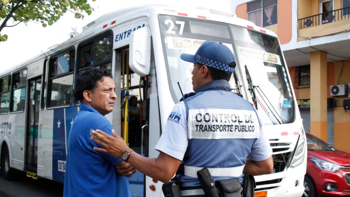 Retención. El conductor recibirá una multa de ocho salarios básicos.
