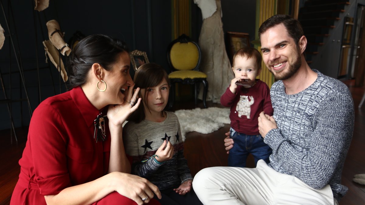 Rita y James junto a sus hijos Celeste (8) y Hugo (1)