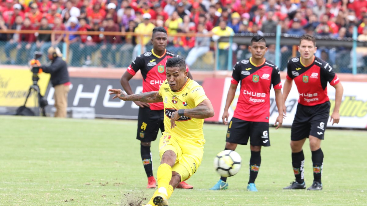 La demanda presentada es de más de ocho millones de dólares, pero Arroyo afirma que él no la presentó.