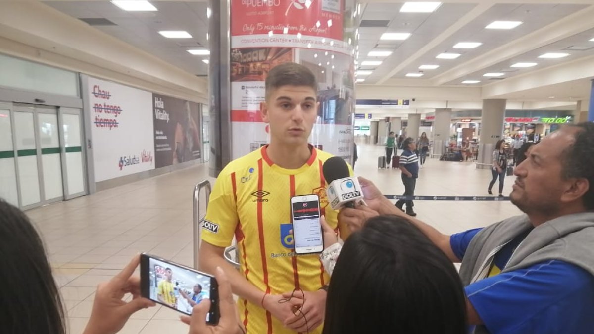 El argentino se puso la camiseta de su nuevo equipo.