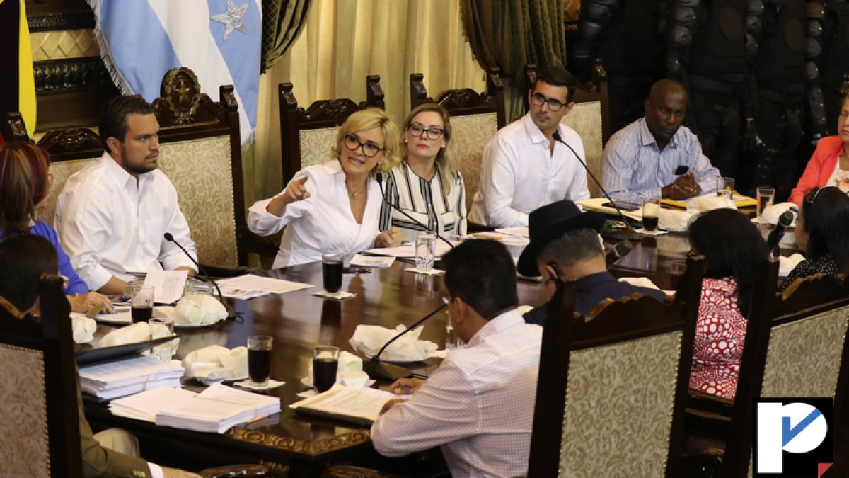 La alcaldesa Cynthia Viteri emite una carta para explicar el cierre del aeropuerto.