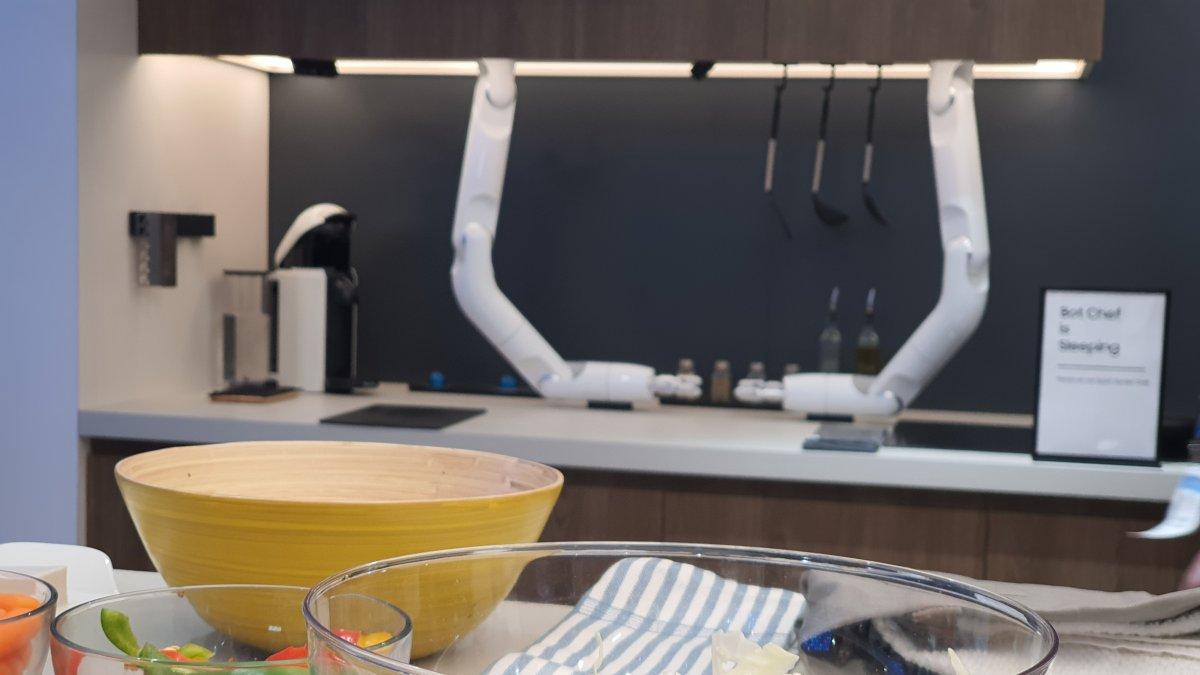 El Bot Chef de Samsung se resume a unos brazos robóticos capaces de sujetar varios utensilios de cocina y, por ejemplo, cortar o freír.