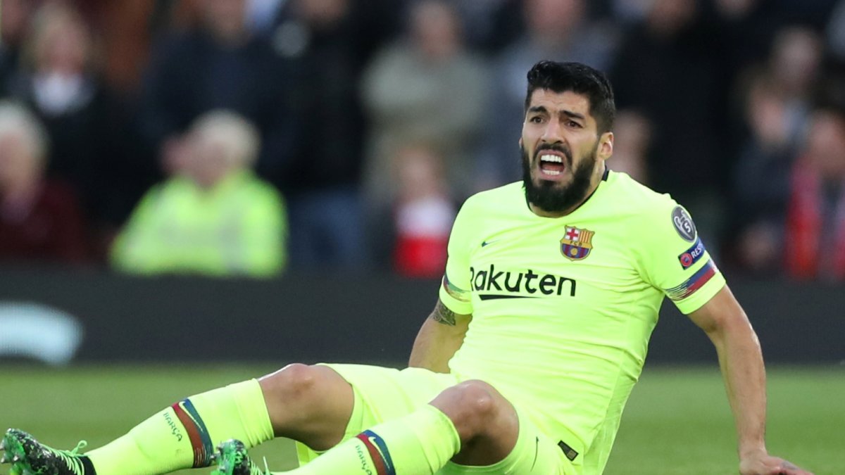 Luis Suárez tenía un problema en la rodilla derecha. Se pensó que podía volver en cuatro semanas. Hoy se confirmó que serán cuatro meses.