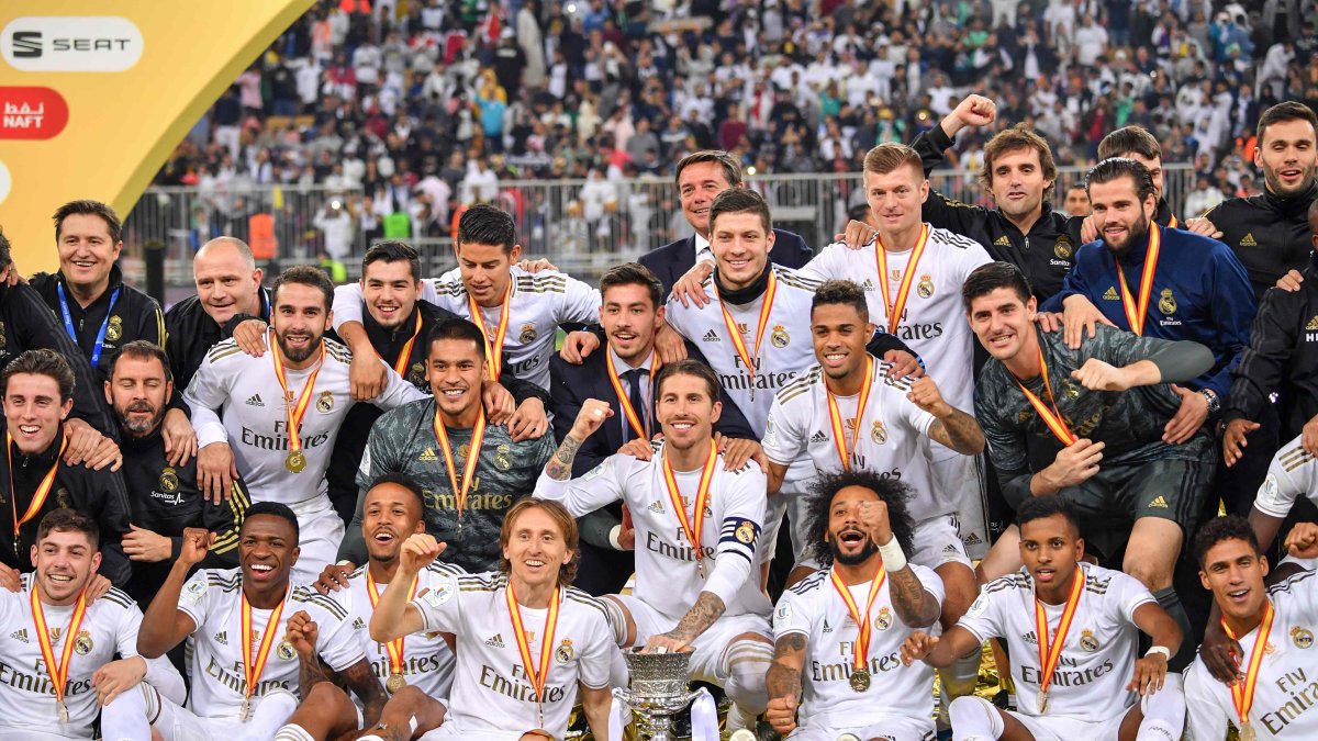 Los jugadores del Real Madrid festejan el nuevo título conseguido de la mano del entrenador francés Zinedine Zidane.