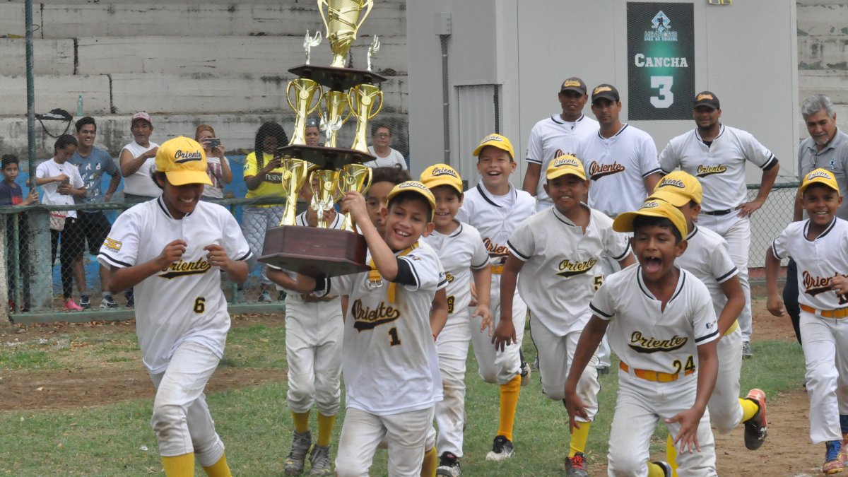 Los jugadores de la novena de Oriente, categoría Cachorros, dieron la vuelta como campeones del Torneo Oficial de la Liga Miraflores