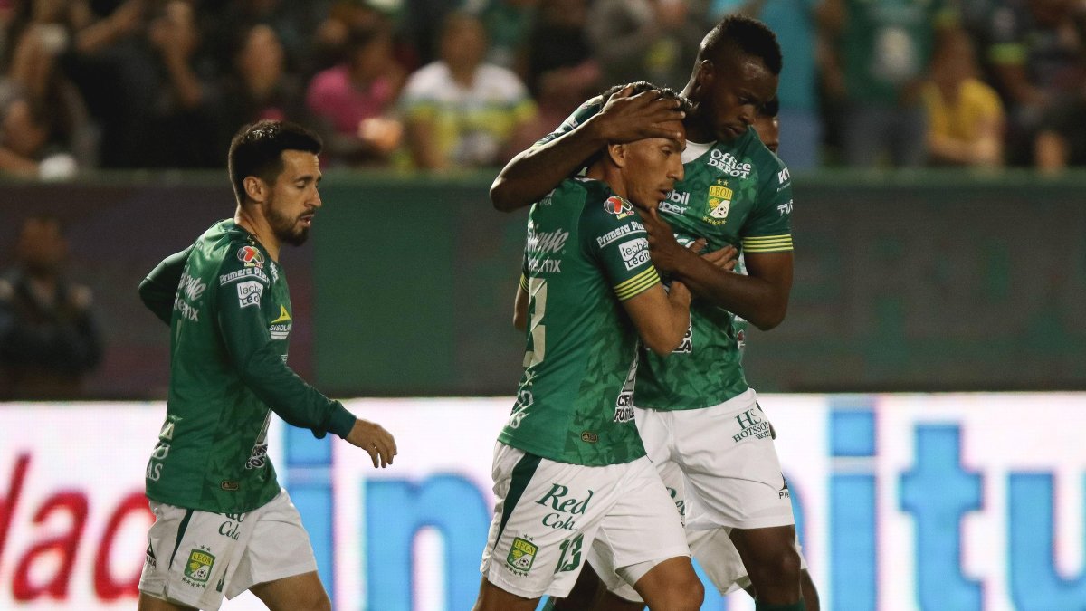 El jugador ecuatoriano es felicitado por sus compañeros luego de anotar los dos goles con su equipo.