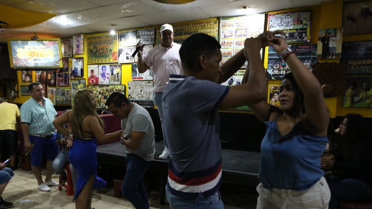 Pasadas las 22:00, las presentaciones artísticas incentivaron a los clientes a llenar la pista de baile del Cabo Rojeño.