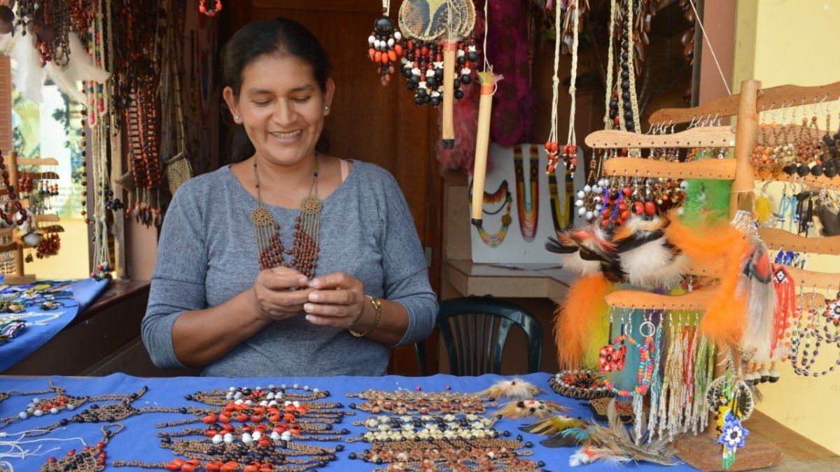Diseños. Las bisuterías que elaboran las mujeres indígenas son muy apreciadas por los turistas que visitan constantemente la comunidad