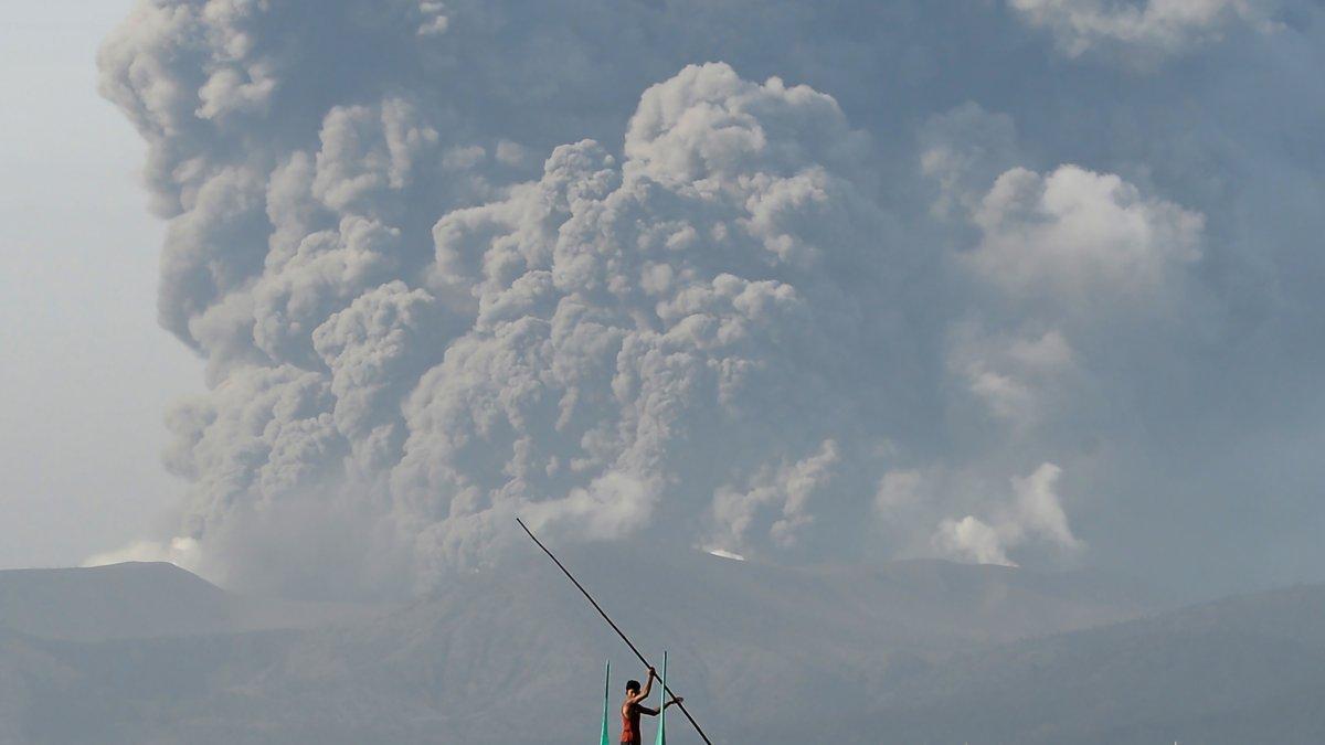La erupción del Taal comenzó el domingo y esta madrugada ya escupió lava.