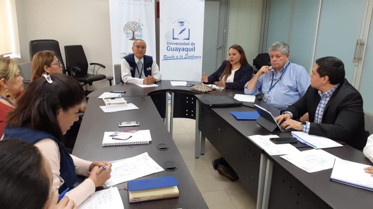Representantes de la Universidad de Guayaquil y del Ministerio de Salud mantienen reuniones.