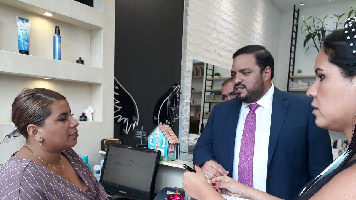 El ministro de Trabajo, Andrés Madero, visitó esta mañana varios locales para exigir documentación.