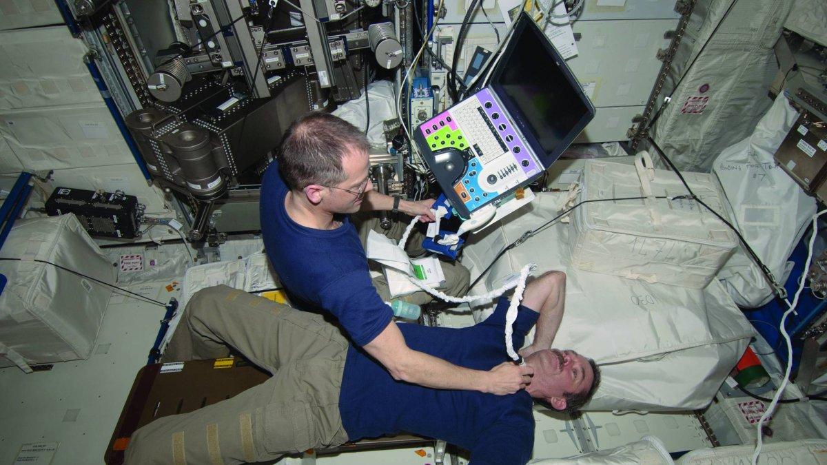 El astronauta Tom Marshburn realiza una exploración del cuello del astronauta Chris Hadfield en la ISS.