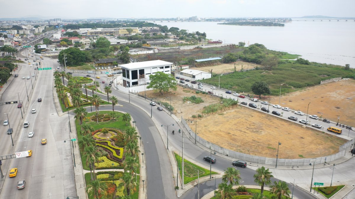Puerto Santa Ana ha presentado problemas desde que se concibió el proyecto, por la falta de parqueos públicos para los visitantes.