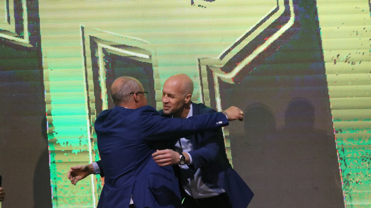 Jorge Célico abraza a Jordi Cruyff en su presentación oficial. A partir de ahora terminó, de manera oficial, el encargo del argentino en la tricolor.