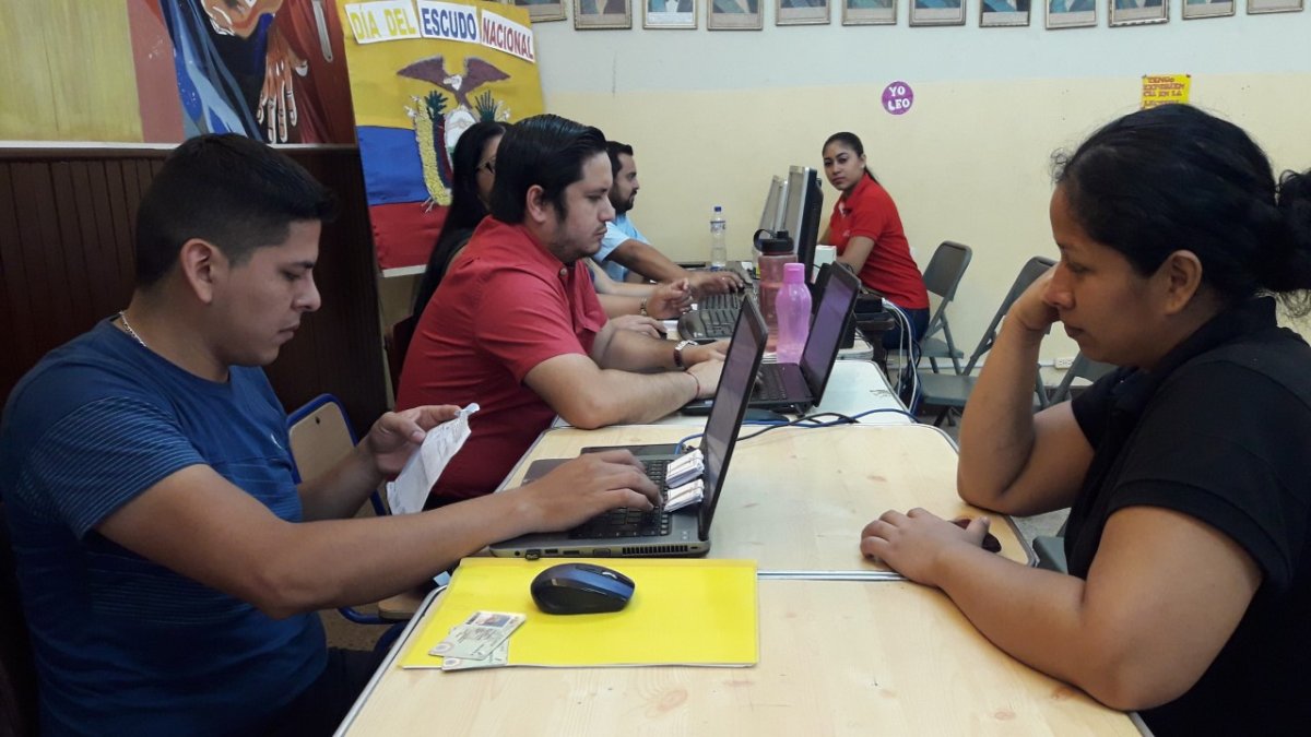 El trámite dura diez minutos para los padres que llevan la documentación requerida.