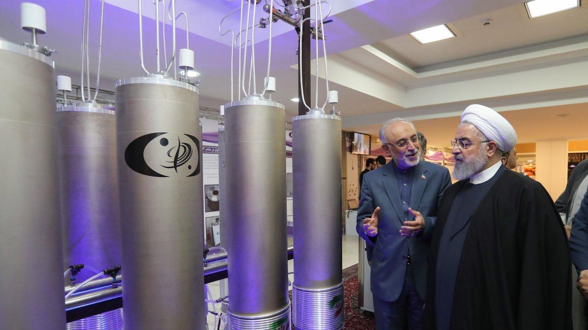 El presidente iraní Hassan Rouhani (D) inspeccionando la tecnología nuclear con motivo del Día Nacional de Tecnología Nuclear de Irán, en abril del 2019.