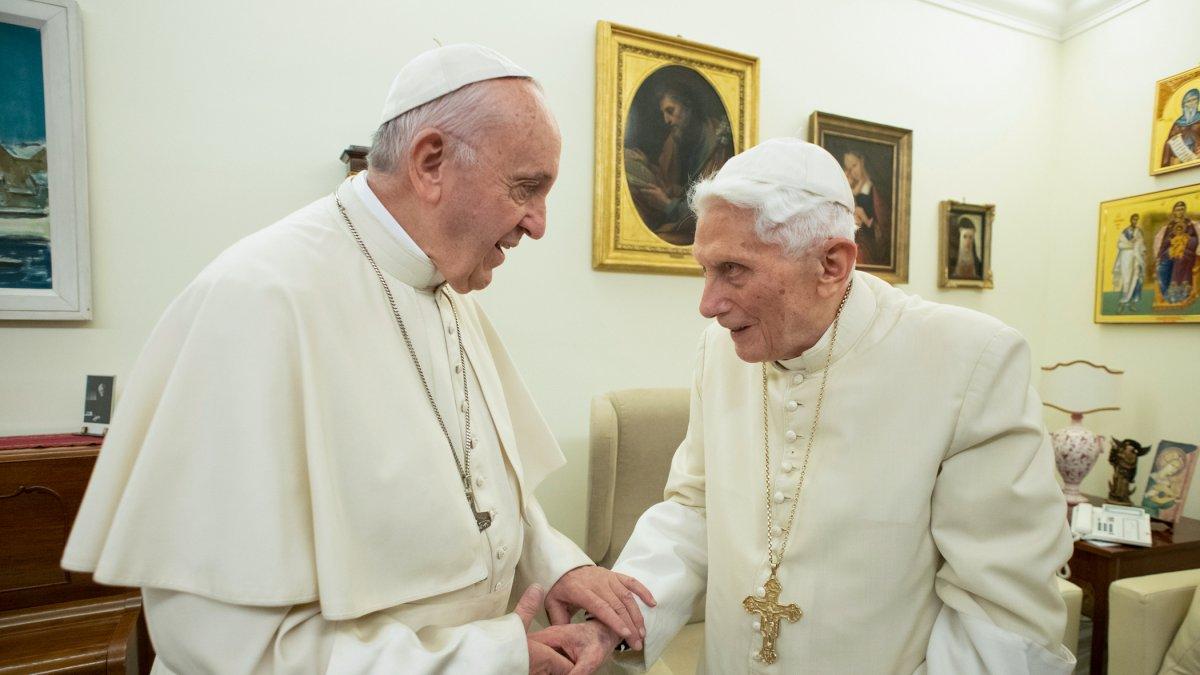 El papa Francisco junto al papa emérito Benedicto XVI (D) en diciembre del 2018, en el Vaticano.