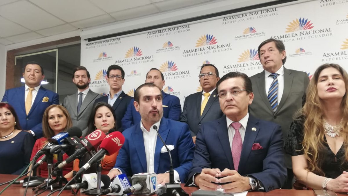 El coordinador del PSC, VIcente Taiano (c) anunció que se presentará la demanda de inconstitucionalidad a la Ley Tributaria