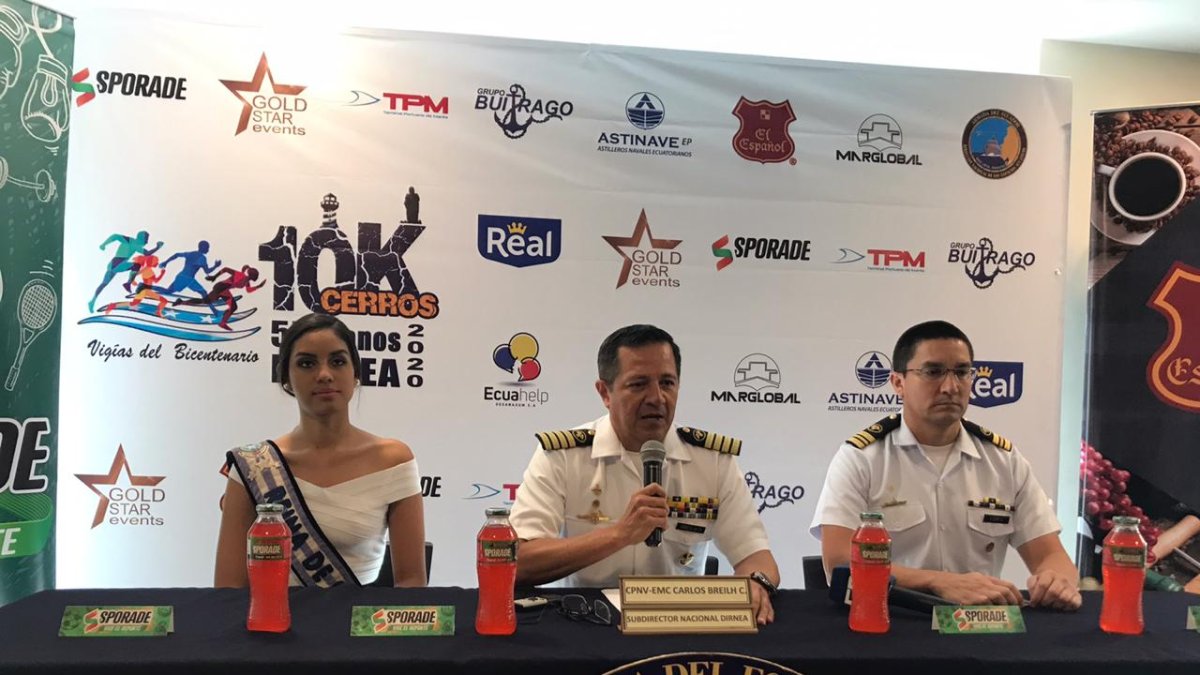La reina de Guayaquil y autoridades de la Dirnea anuncian el evento deportivo.