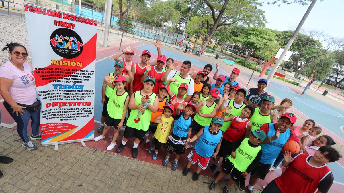 Un grupo de los chicos especiales que practica baloncesto en la cancha del parque de La Kennedy.