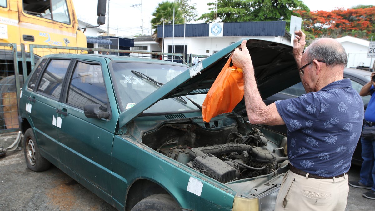 Bolívar Moreno verifica en qué condiciones se encuentra su vehículo, que permanece desde hace tres años en el canchón del norte.