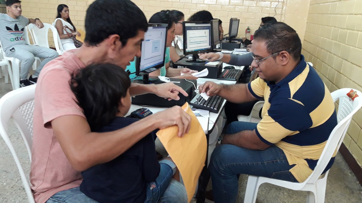 Los padres de familia deben acudir a las sedes con los requisitos que exige el proceso.