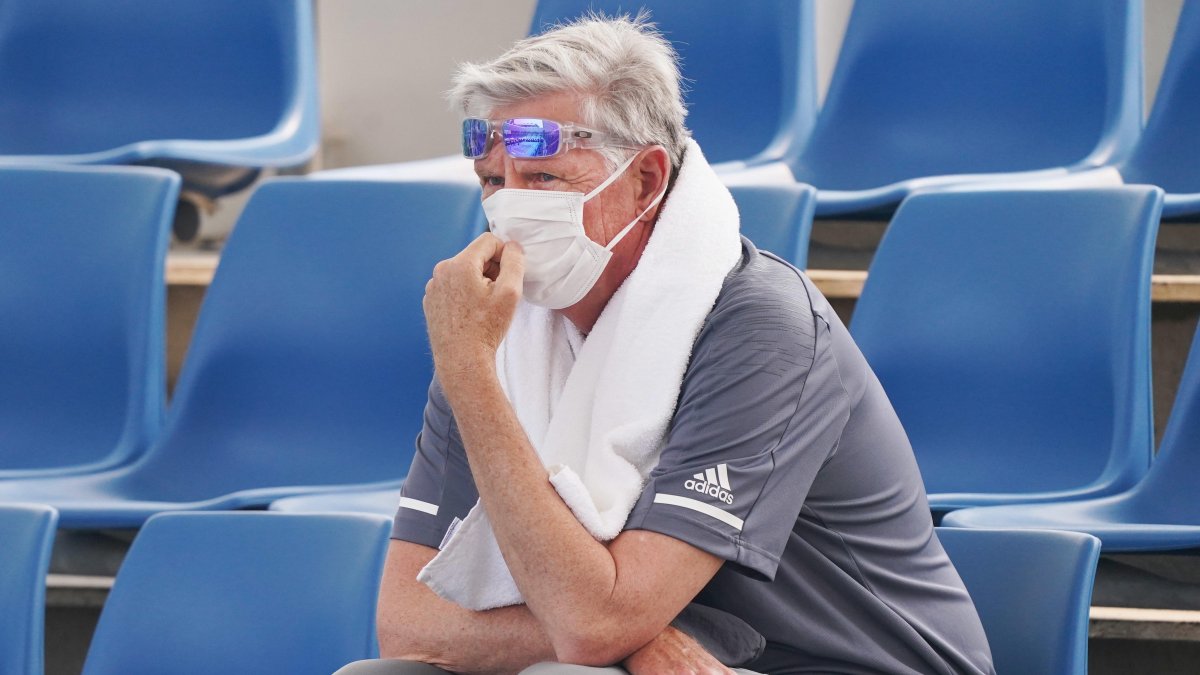 Un espectador se protege con una máscara en un entrenamiento del Open de Australia. En vídeo, Melbourne es considerada la zona con peor aire del mundo