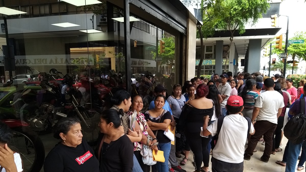 La espera podía tardar hasta tres horas la tarde de ayer.