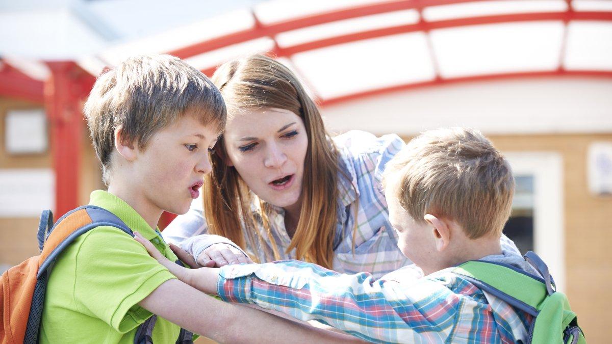 La impulsividad, los cambios de humor y la conducta violenta son características de los menores hiperactivos.