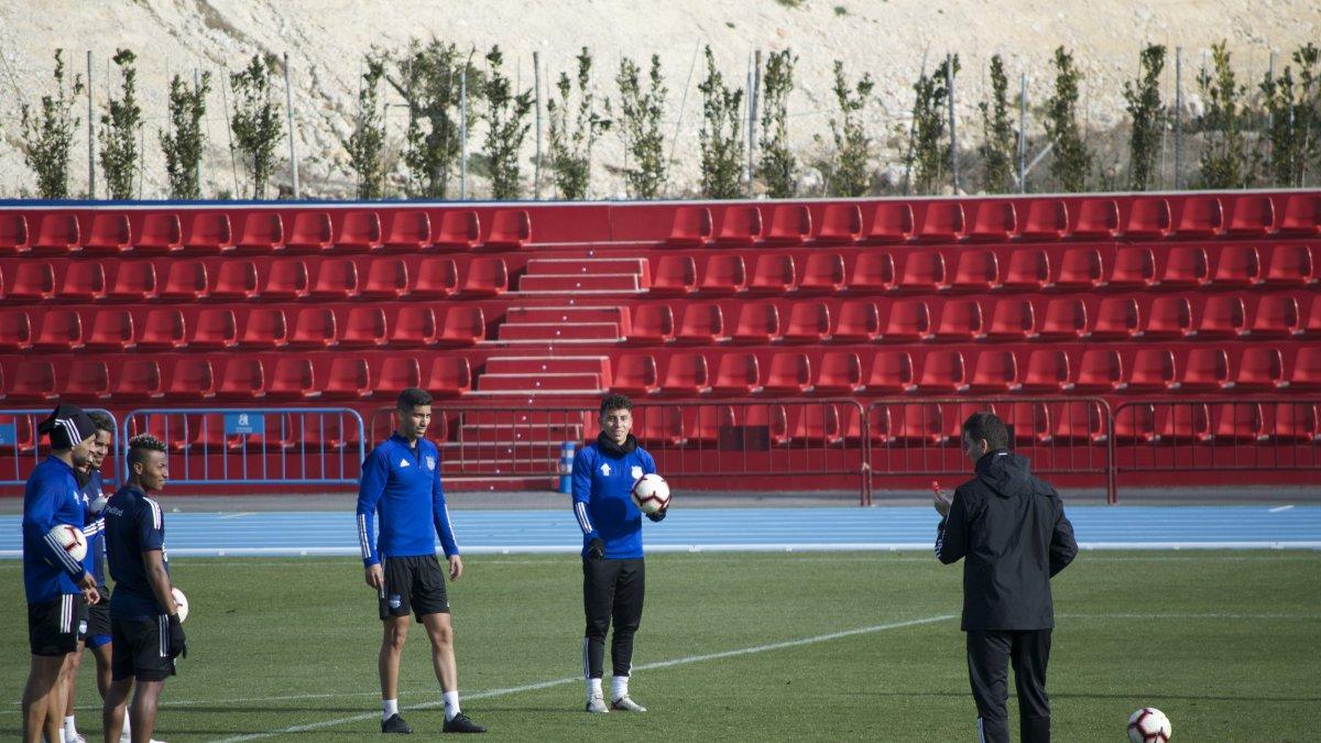 Juan Rescalvo (d), hermano del entrenador, fue el encargado de organizar los lanzamientos y al mismo tiempo de generar una tensión competitiva entre arqueros.