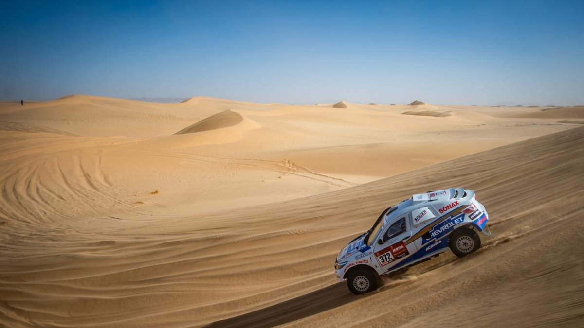 El piloto ecuatoriano Sebastián Guayasamín se mantiene en competencia en el exigente rally Dakar.