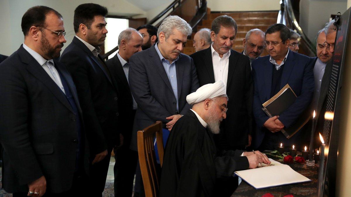 TEHERÁN.  El presidente iraní, Hasan Rohani, firma una declaración oficial por las víctimas del vuelo de línea aérea de Ucrania.