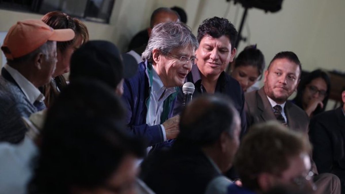 El excandidato presidencial, en una reunión con ciudadanos de de San José del Condado en Quito.
