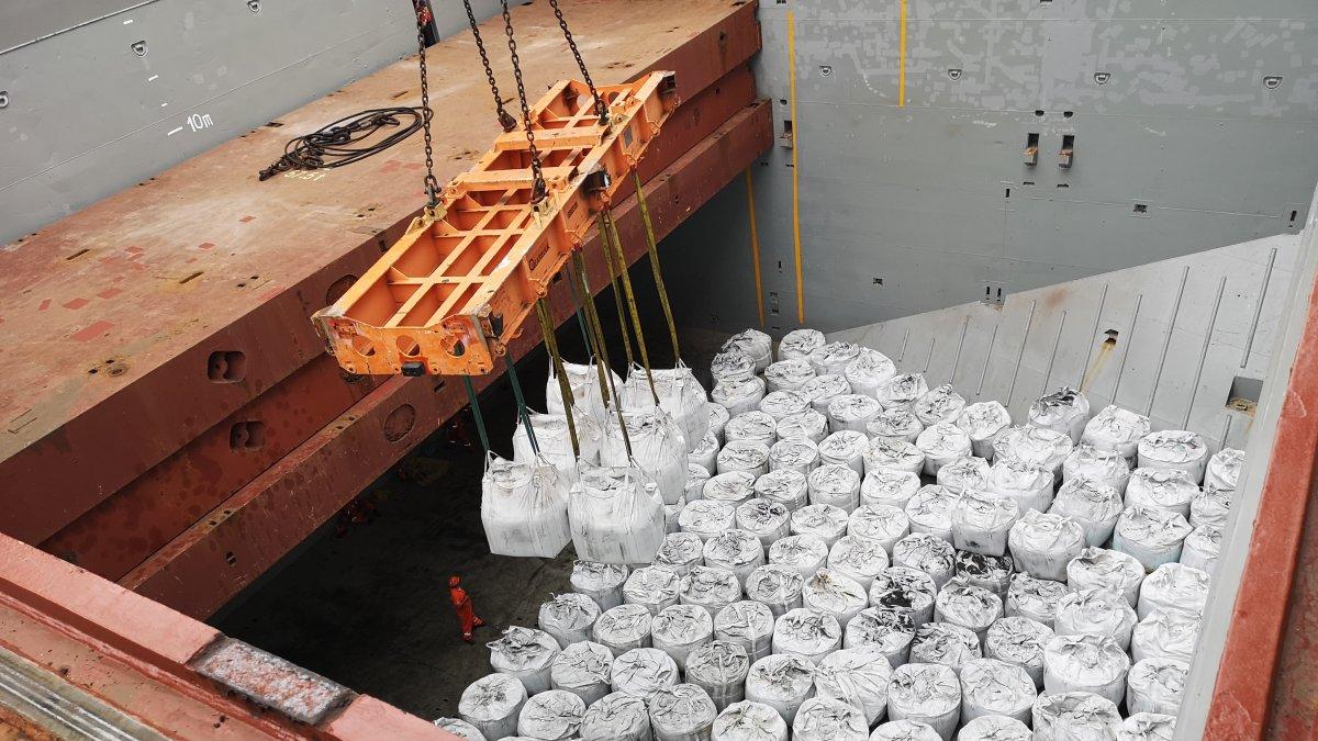 Los big bags con el cobre se introducen en el barco BBC Valparaíso, en Fertisa.