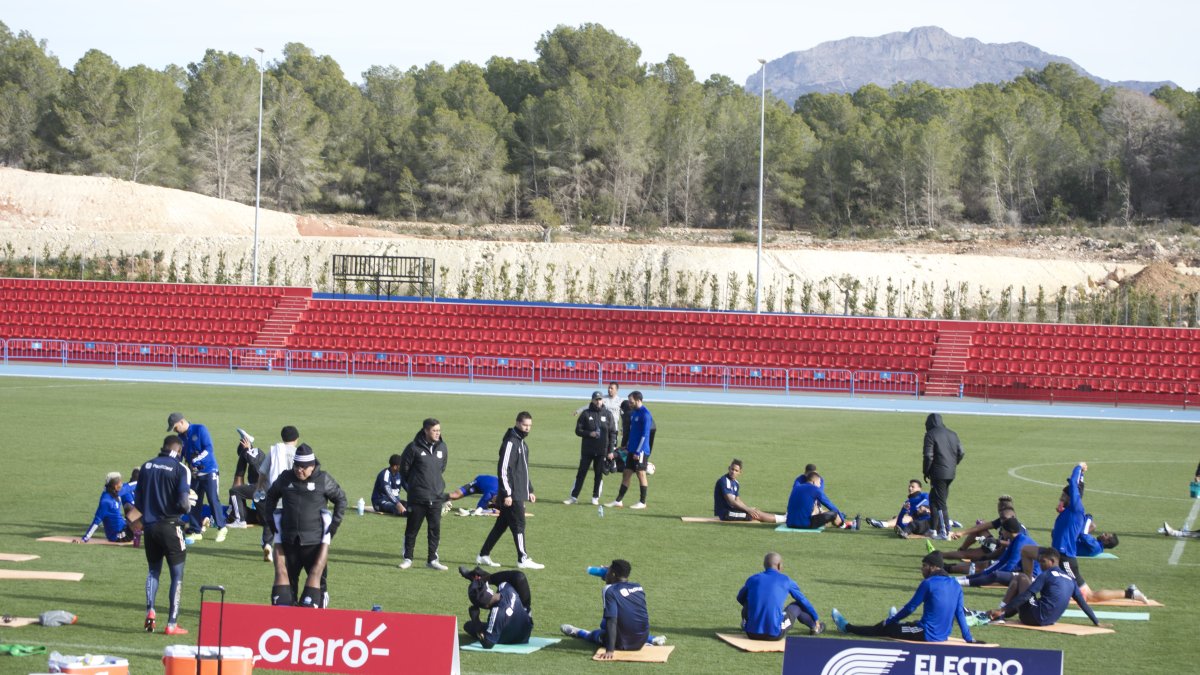 Al término de la sesión llegó un cotejo en tres cuartos de cancha en el que Ismael Rescalvo volvió a mostrar sus preferencias.