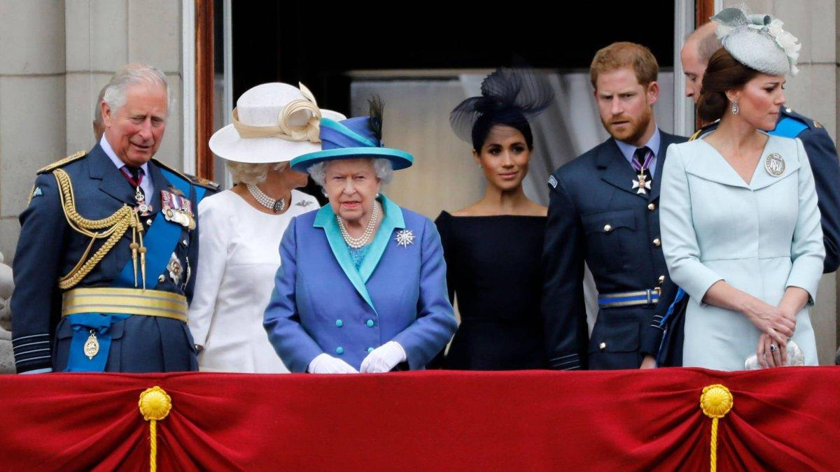La reina Isabel II, acompañada de la familia real, en el balcón del palacio de Buckingham.