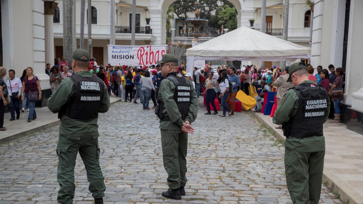 CARACAS. Elementos de seguridad del Gobierno de Nicolás Maduro, cercan los ingresos a la sede del Parlamento.