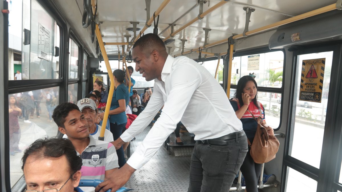 Frickson Erazo impartió charlas de motivación a 900 choferes del corredor y ahora colabora en la socialización de la ruta.
