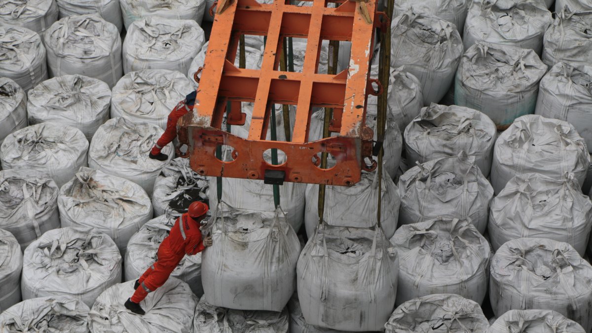 Fertisa es un puerto especializado en graneles, es uno de los más antiguos de la ciudad. Embarca banano, fertilizantes