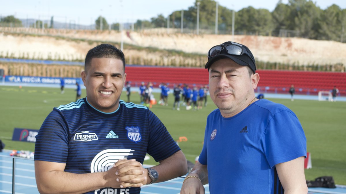 Más de 15 años llevan radicados en Madrid José Alberto Bazurto (i) y Ángel Carriel, quienes se hospedaron en el hotel del Bombillo en Alicante para estar cerca de la plantilla.